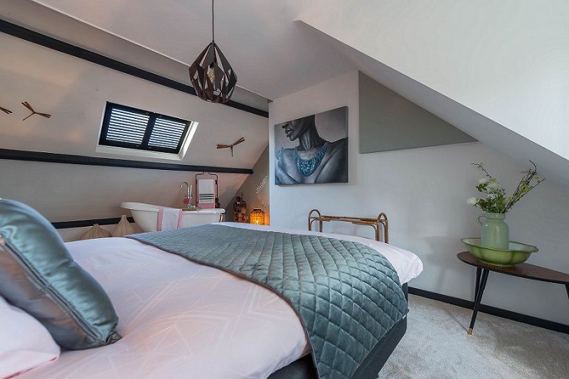 Shutters in kleine ramen op slaapkamer