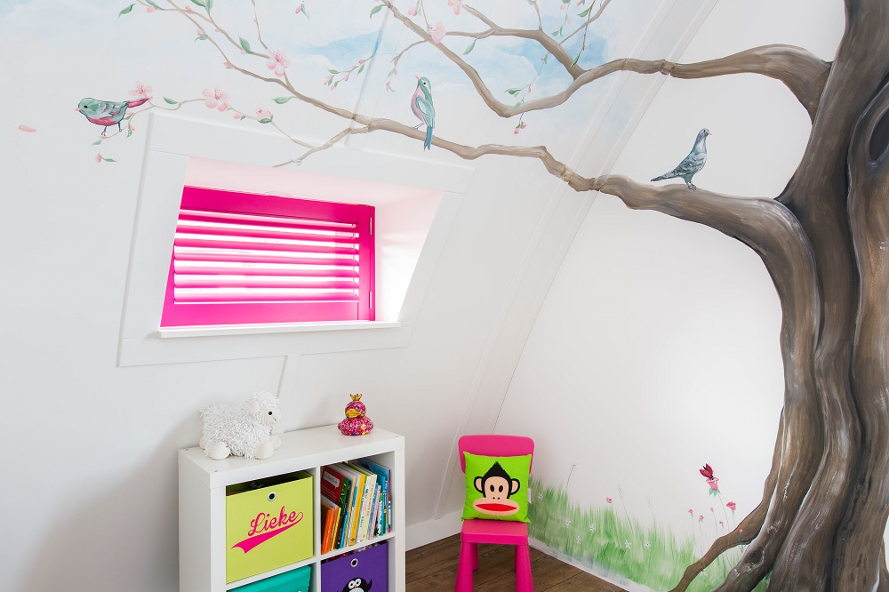 Kleine ramen in kinderkamer met shutters