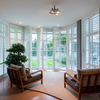 Open shutters in grote serre