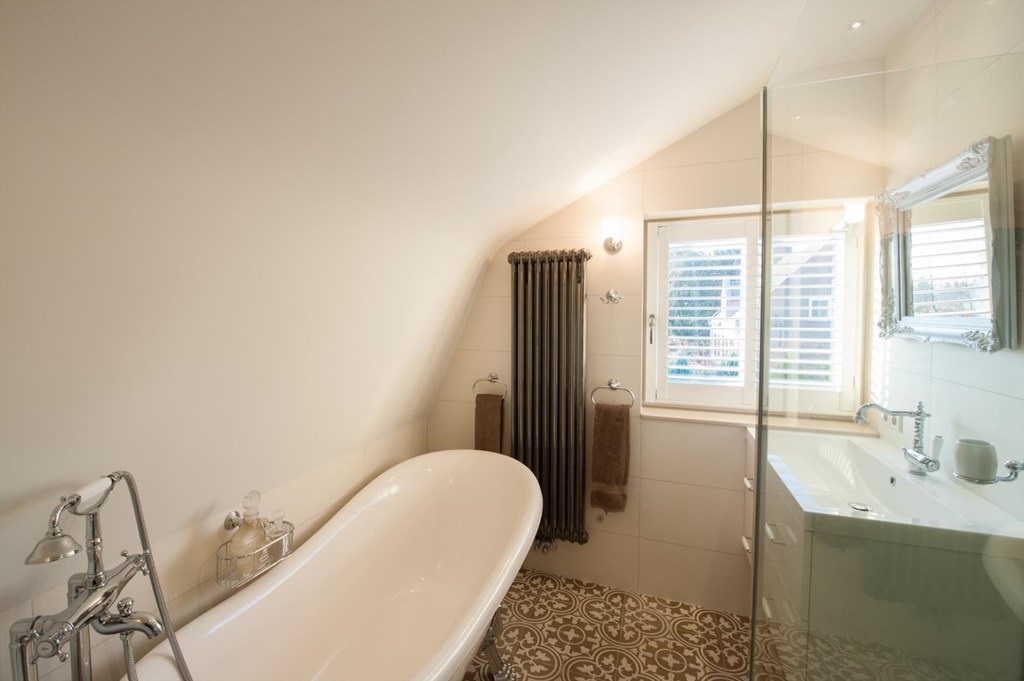 Badkamer met klein raam en shutters