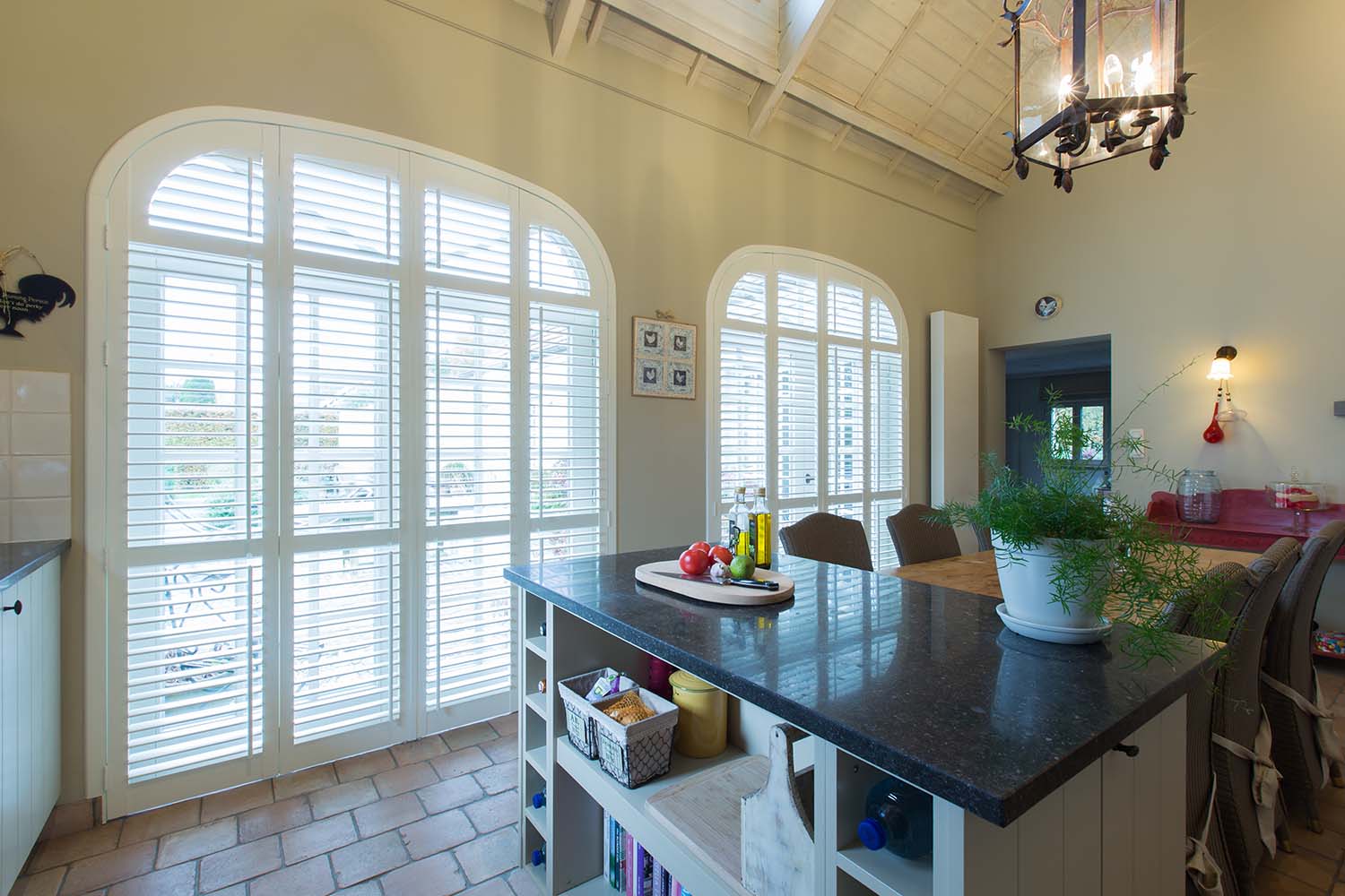 Shutters in het wit als raambekleding in landelijke keuken