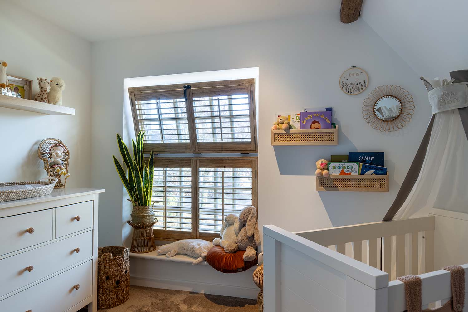 Kiepraam met houtkleurige shutters opengeklapt