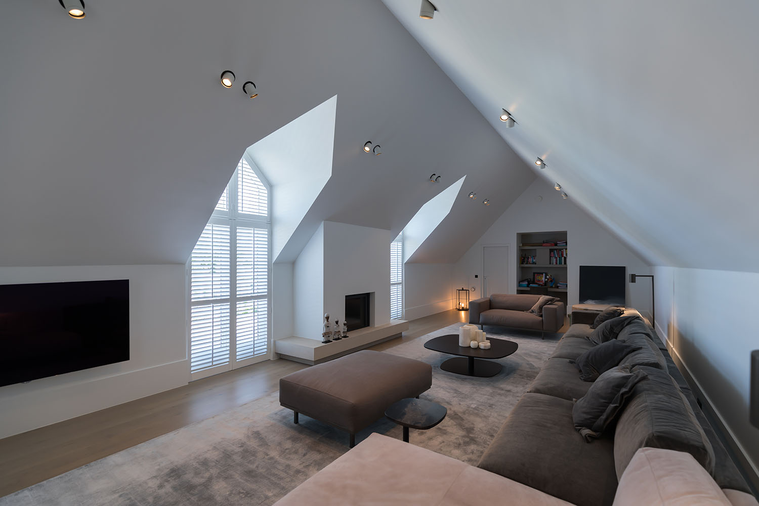 Moderne woning met puntramen met shutters als raamdecoratie