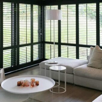 Zwarte shutters in serre