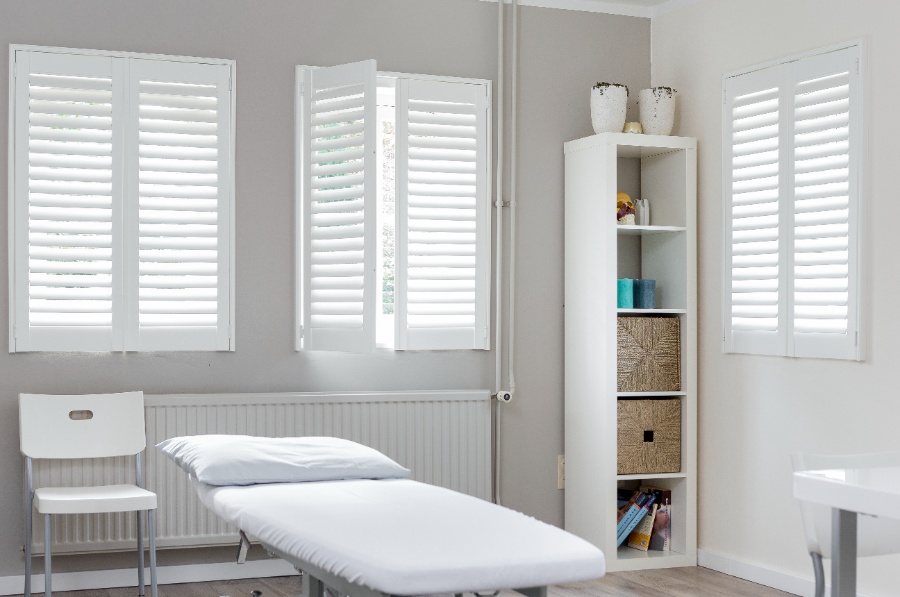 Sfeervolle shutters in praktijkruimte