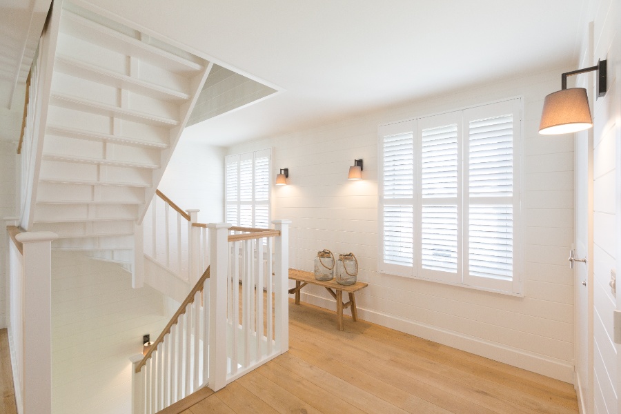 Witte shutters op overloop
