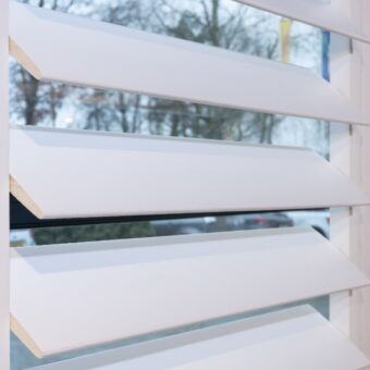 Gladde witte shutters in kantoorpand