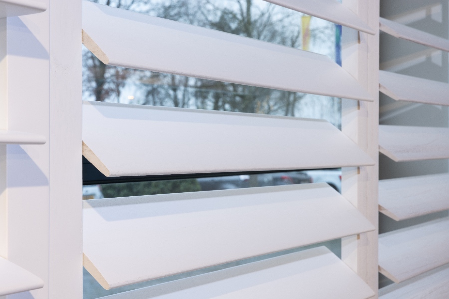 Gladde witte shutters in kantoorpand
