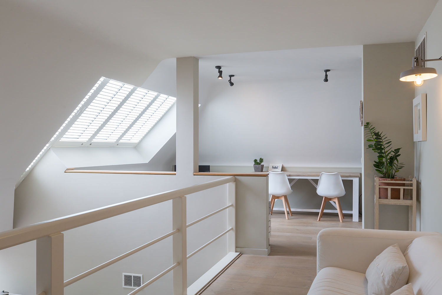 Dakraam met witte shutters als raamdecoratie