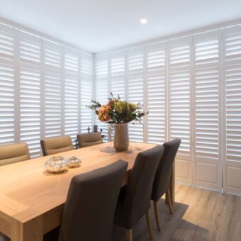 Dichte witte shutters in serre