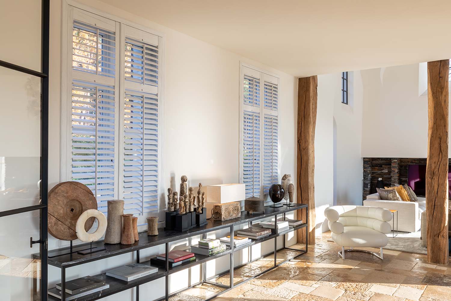 Witte shutters als raambekleding in landelijke woning