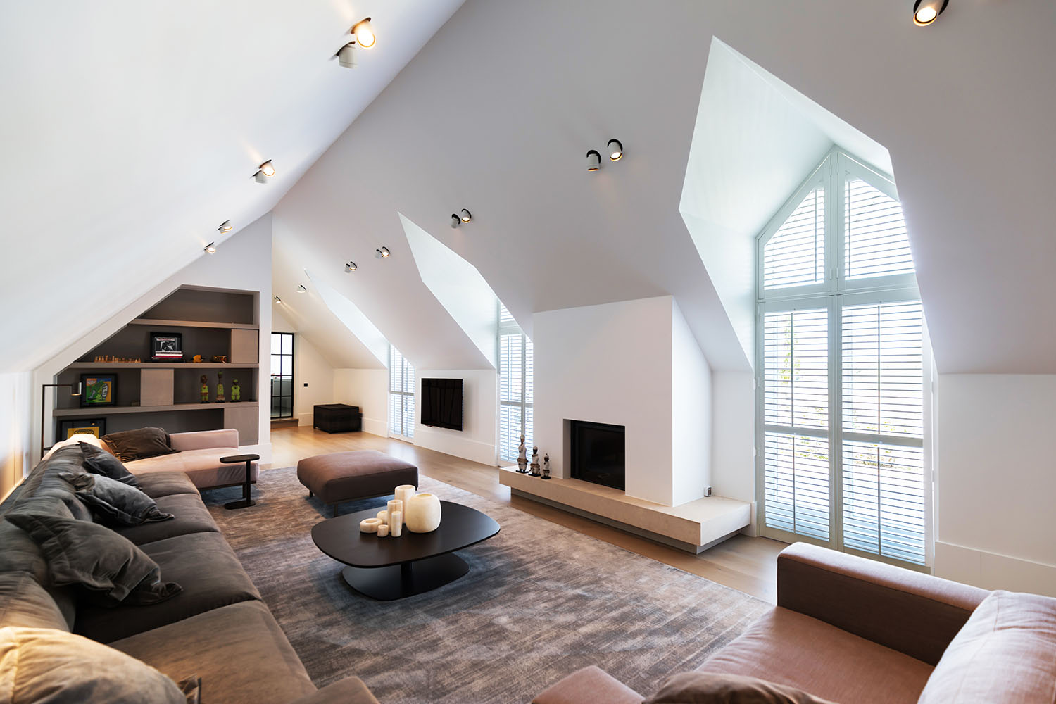Puntramen met witte shutters als raamdecoratie
