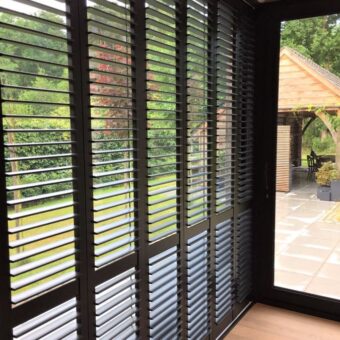 Serre met zwarte shutters