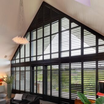 Driehoekig raam met zwarte shutters