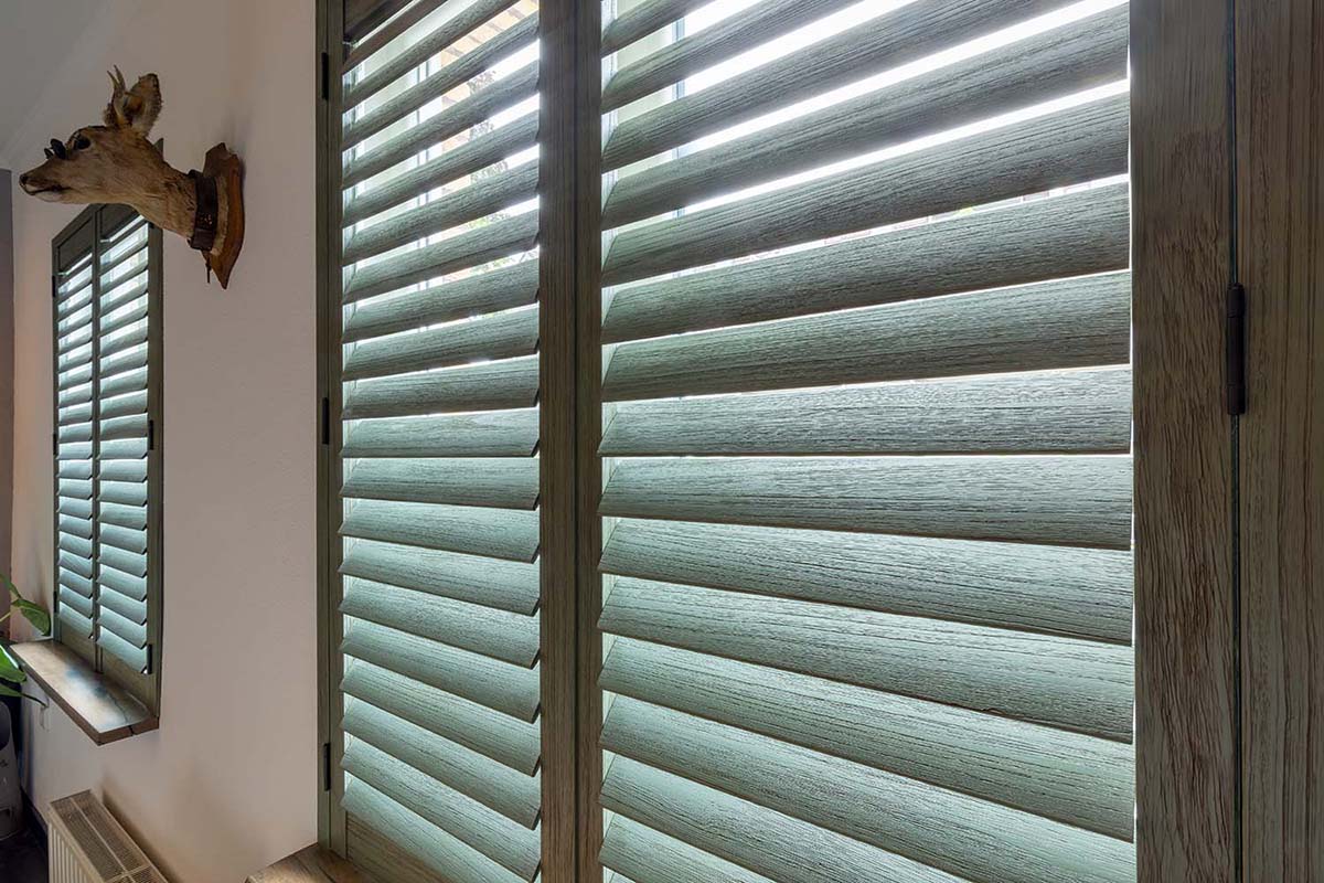 Groene shutters Van Eyck Cottage grove houtnerf