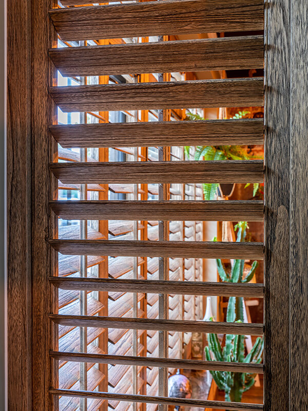 Houten shutters met houtnerf