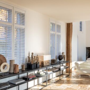 Landelijk interieur met witte raambekleding