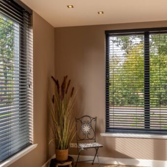 Houten jaloezieën in landelijk interieur