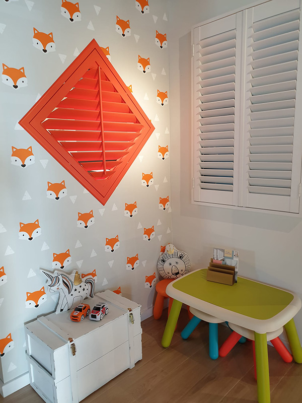 Gekleurde shutters als raamdecoratie voor de kinderkamer