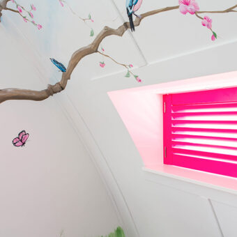 Roze shutterluik in kinderkamer
