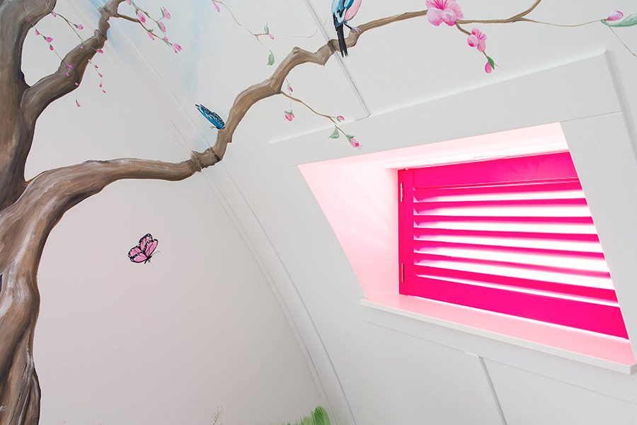 Raamdecoratie voor de kinderkamer in felroze kleur