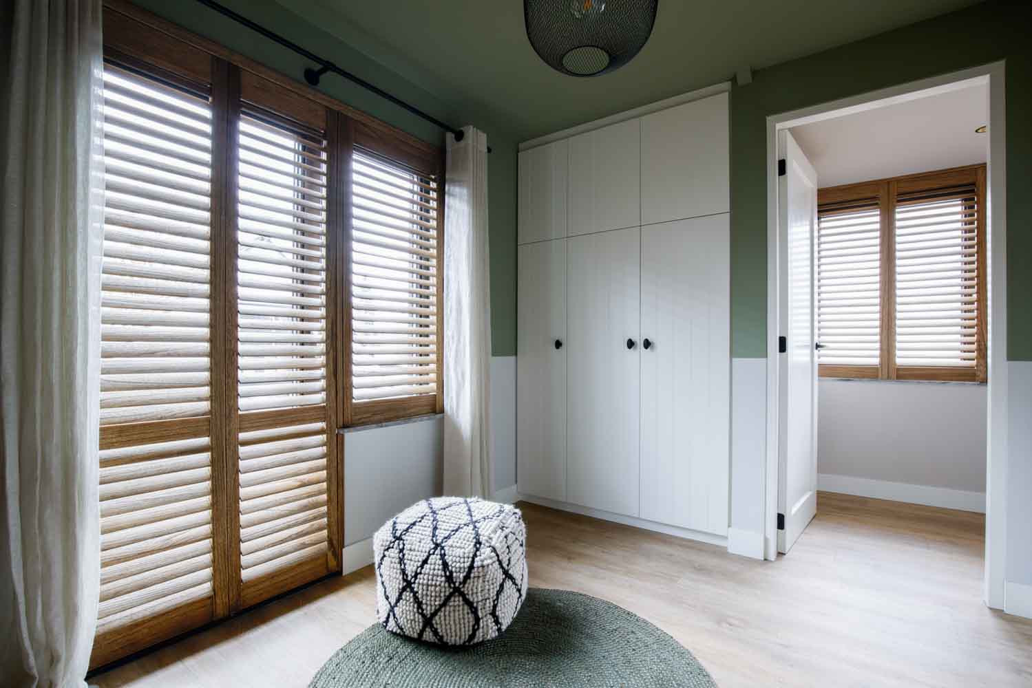 Slaapkamer met inloopkast en shutters