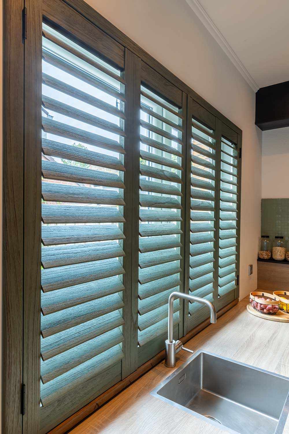 Keuken met shutters met grove houtnerf
