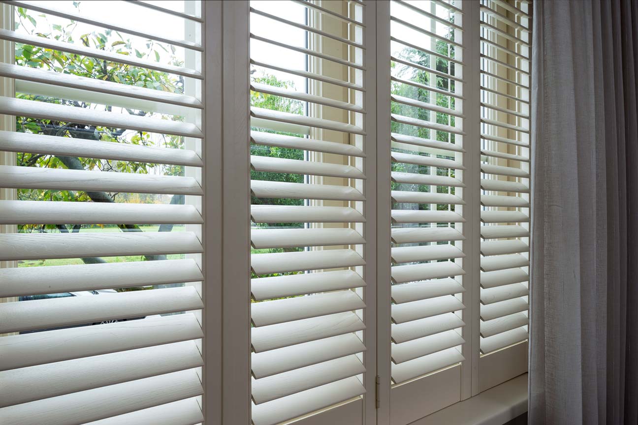Montage van shutters in de dag kozijn