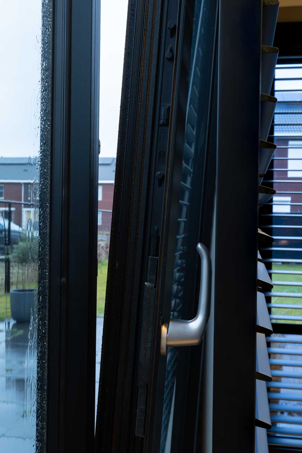 Draaikiepraam geopend met shutters