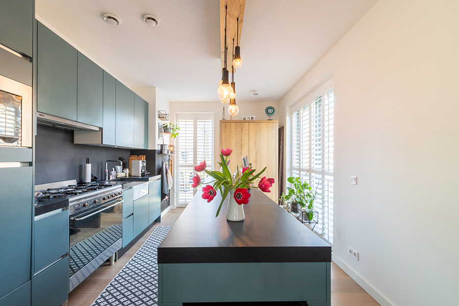 Witte shutters als raamdecoratie in de keuken
