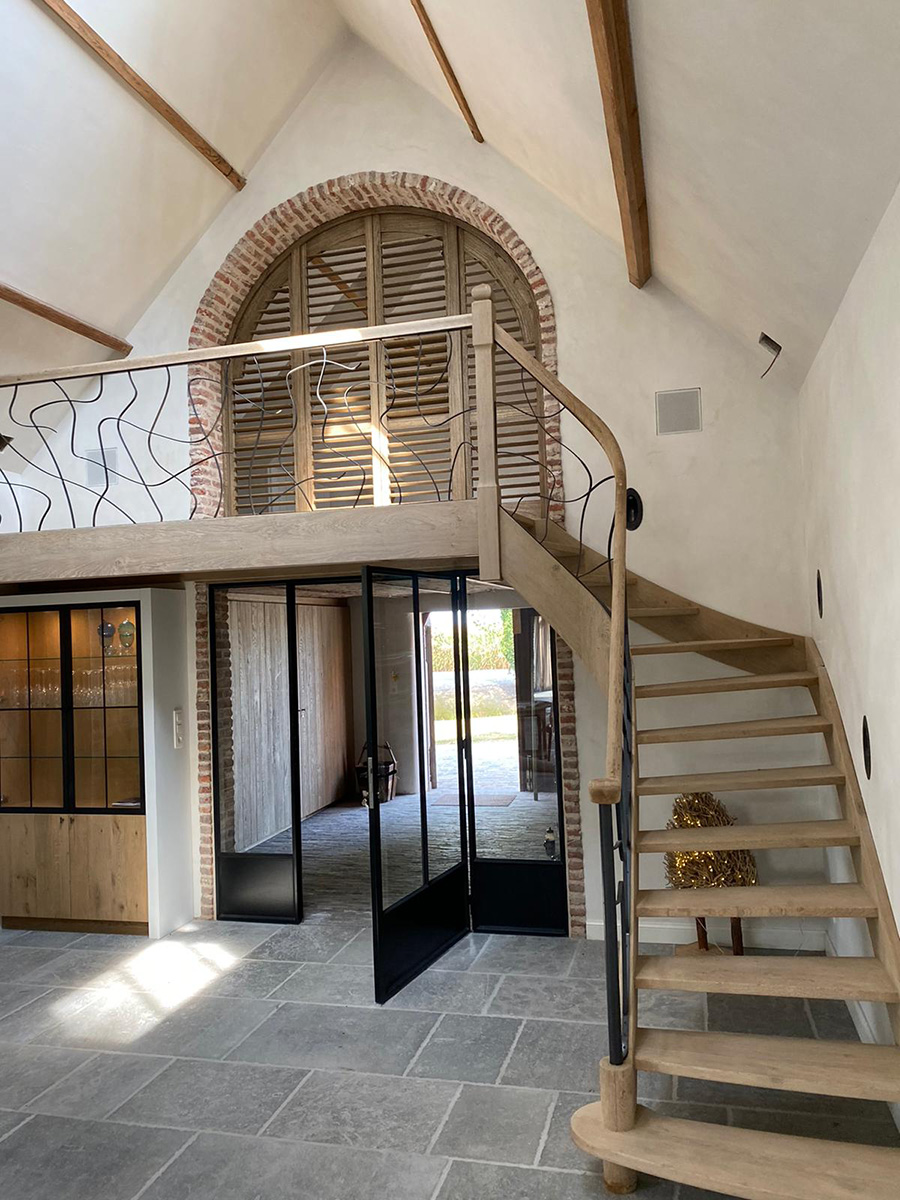 Shutters als roomdivider in een speciale raamvorm