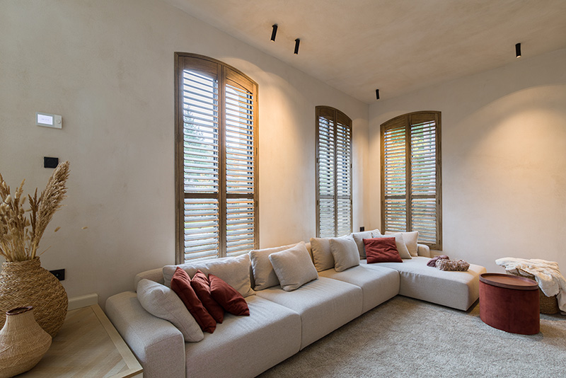 Ton sur ton effect met shutters als raamdecoratie