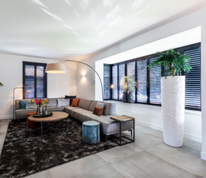 Woonkamer met stijlvolle raambekleding