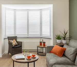 Witte shutters in erker passend gemaakt