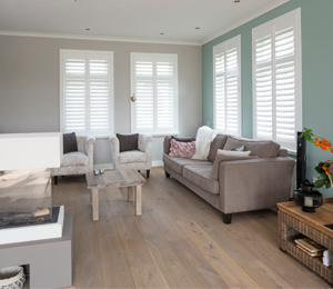 Huiskamer met witte shutters