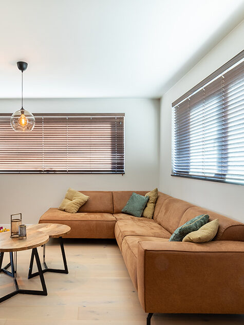 Houten shutters en jaloezieën als sfeermaker in de woonkamer