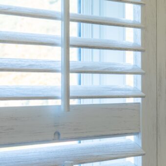 Witte shutters met lichte houtnerf