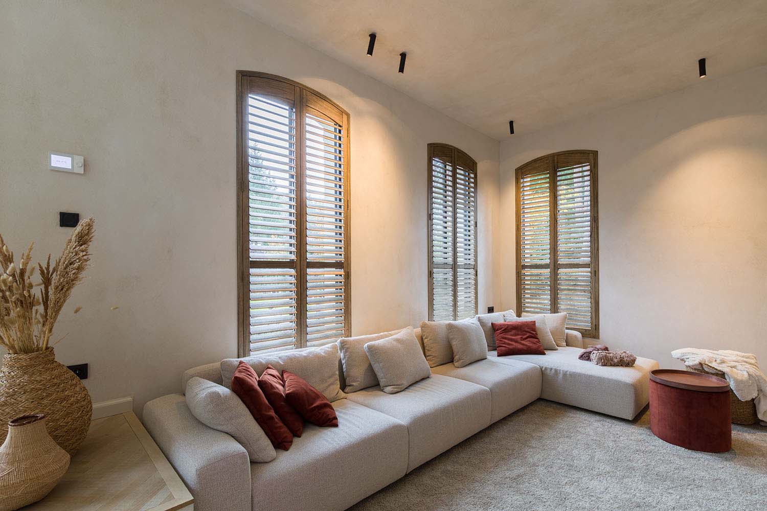Zomers interieur met natuurlijk houten shutters als raamdecoratie