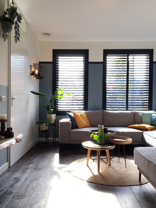 Zwarte shutters in een knusse woonkamer