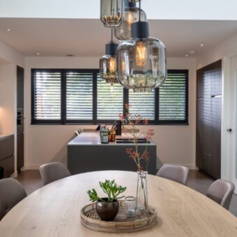 antraciet shutters in de keuken