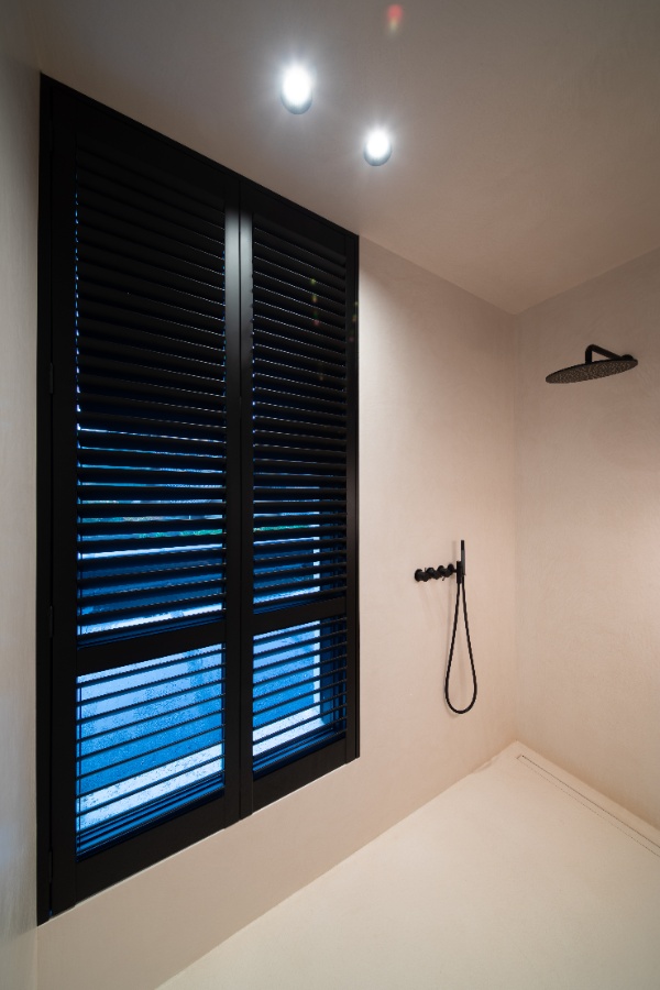 Badkamer met shutters in houtlook