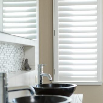 Witte kunststof shutters in badkamer