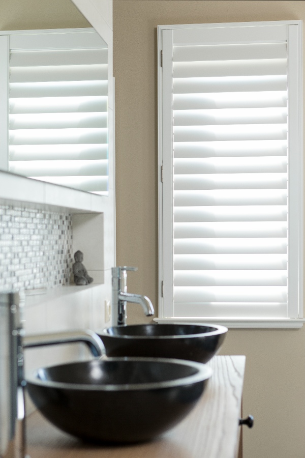 Witte kunststof shutters in badkamer