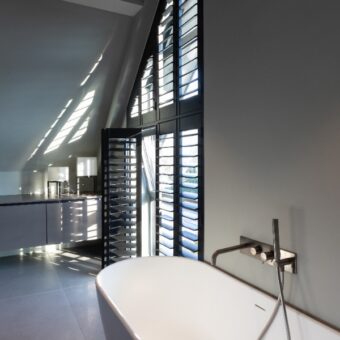 Badkamer met shutters raambekleding