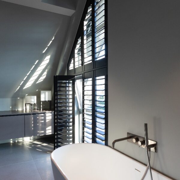Badkamer met shutters raambekleding