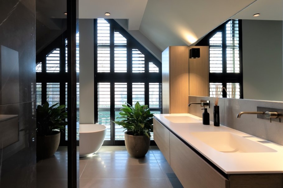 Zwarte shutters op slaapkamer