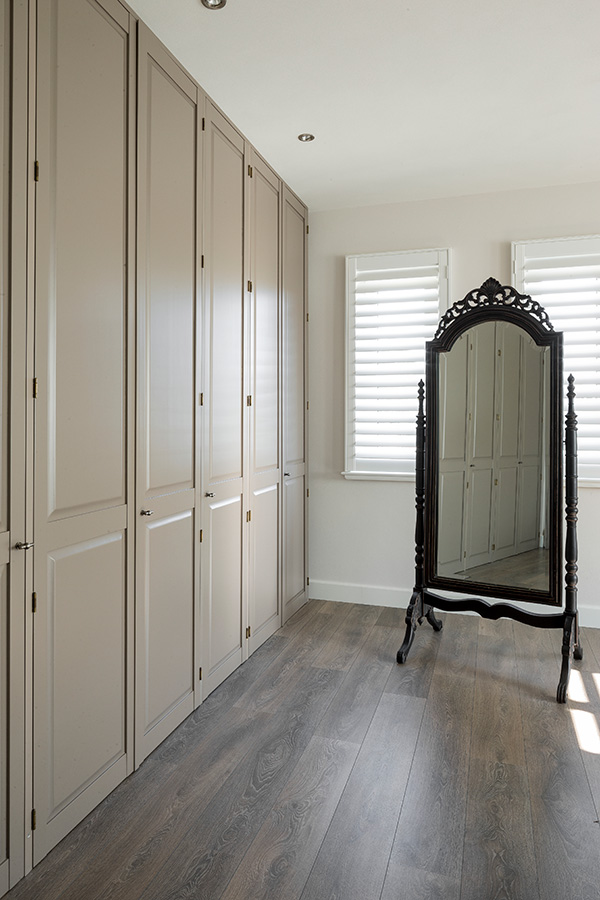 Beige shutters als kastdeuren