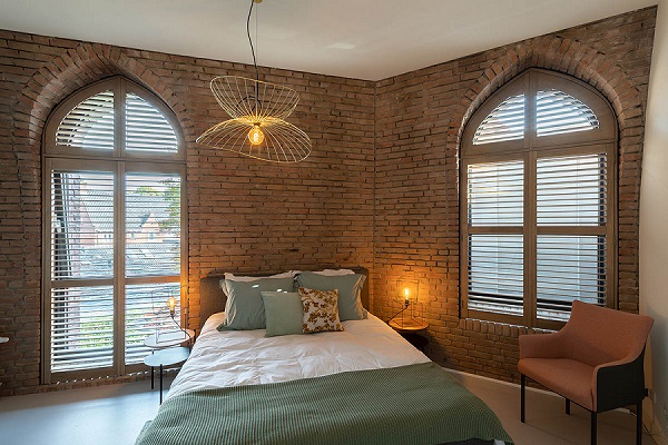 Slaapkamer met houten shutters