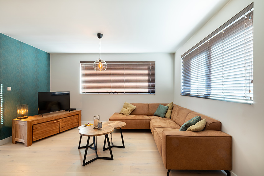 Blinds in houtkleur in de woonkamer