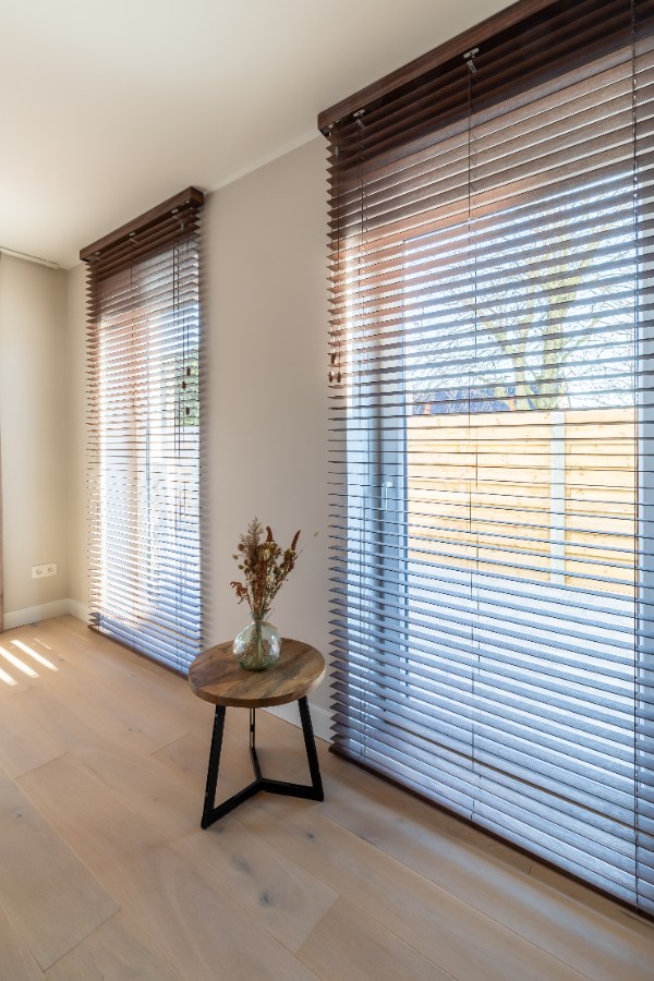 Jaloezieën (blinds) voor kozijnen gemonteerd